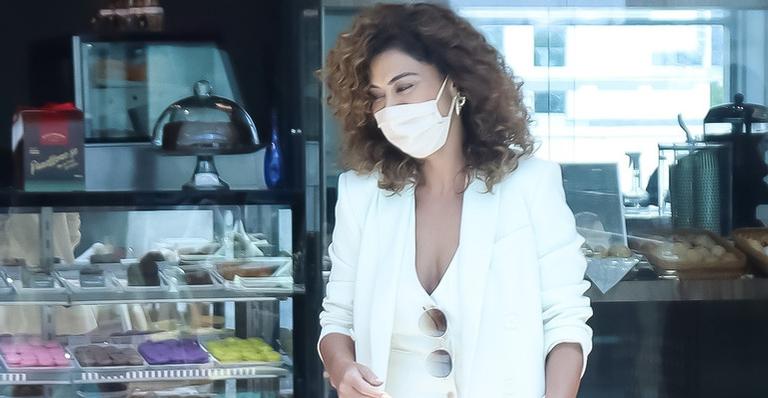 Toda estilosa, Juliana Paes é flagrada em shopping com os amigos