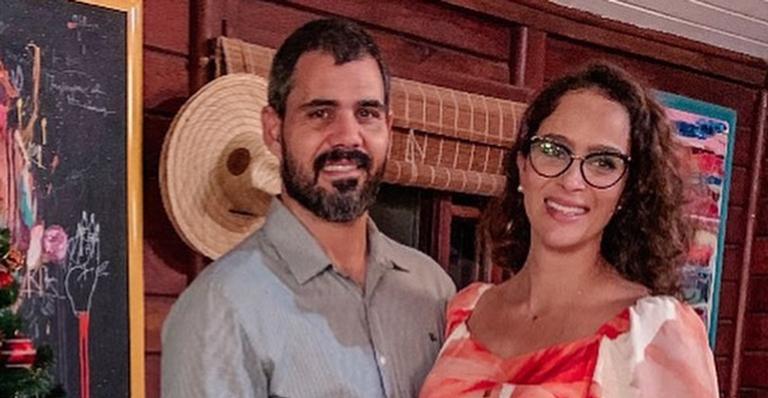 Após nascimento da filha, Juliano Cazarré homenageia esposa: ”Protagonista da minha vida”