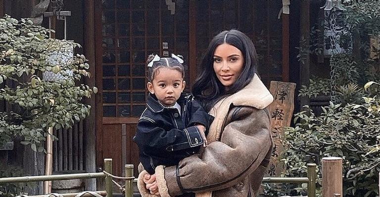 Kim Kardashian se declara no aniversário da filha, Chicago: ”Você traz magia para as nossas vidas”