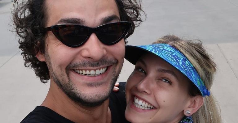 Com foto apaixonada, Louise D’tuani celebra aniversário de Eduardo Sterblitch
