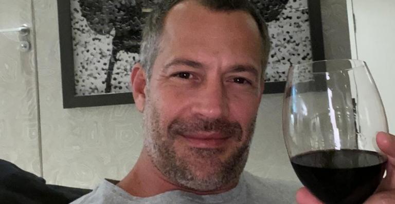 Malvino Salvador compartilha clique divertido com as filhas e brinca: ”Princesas do pai”