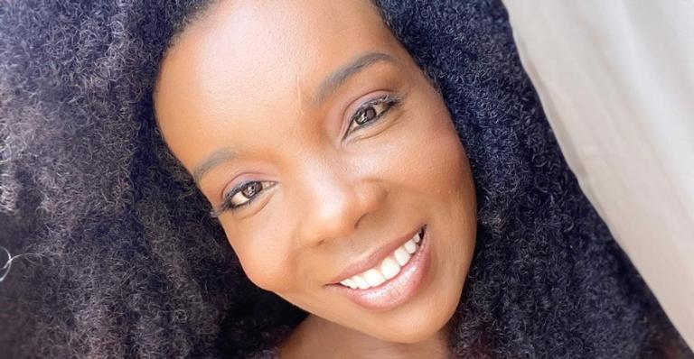 Thelminha Assis surge deslumbrante em clique de biquíni e recebe elogios: ”Barbiezinha linda”