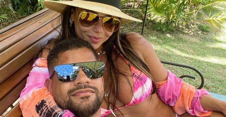 Viviane Araújo posa com o noivo, Guilherme Militão, e se declara: ”Melhor companhia!”