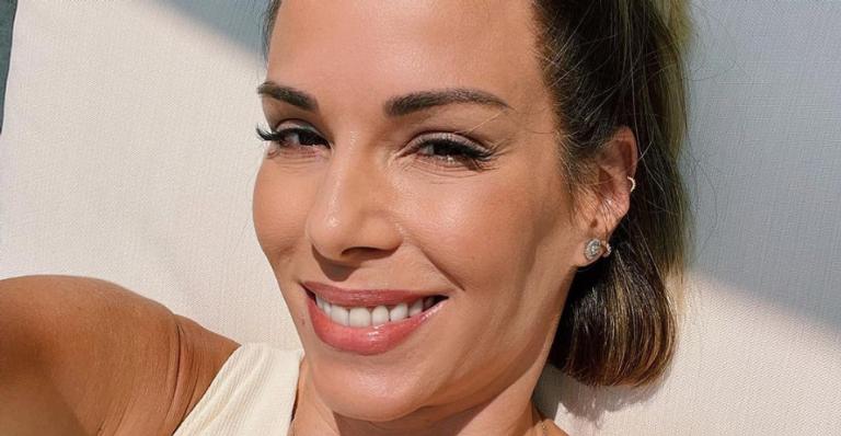 Ana Furtado chama atenção da web ao posar com maiô estiloso: ”Musa!”