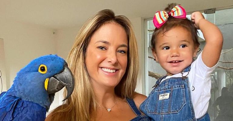 Ticiane Pinheiro flagra Manuella tomando banho na pia e se derrete: ”O melhor da infância”