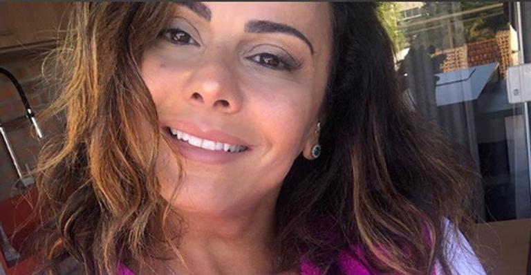 Viviane Araújo posa com biquíni cor de rosa e físico sarado se destaca!