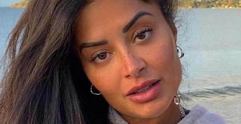 Aline Riscado arranca elogios da web ao surgir fazendo acrobacia na praia: ”Perfeita em tudo”