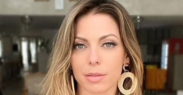 De fio dental, Sheila Mello exibe corpaço e chama atenção na praia