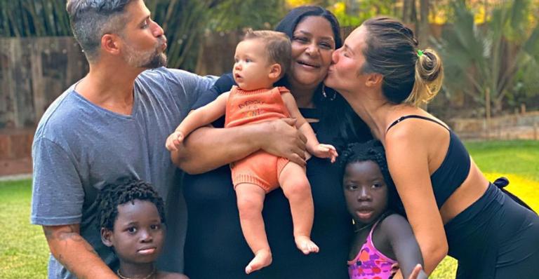 Giovanna Ewbank parabeniza babá dos filhos com bela homenagem: ”Não tem como não amá-la!”