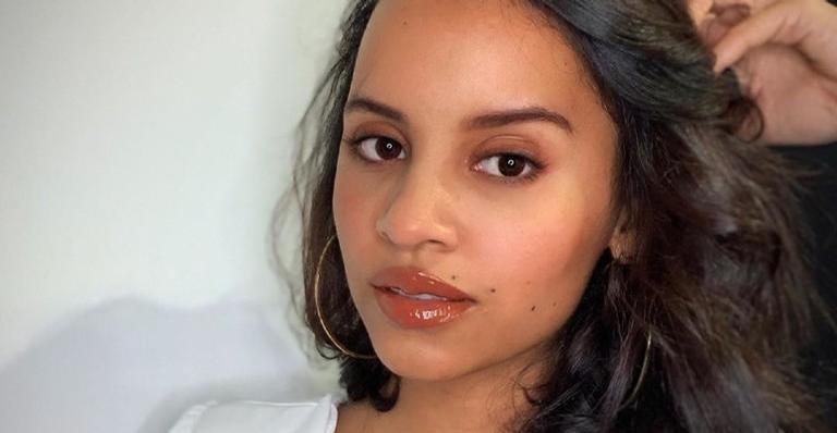 Ex-BBB Gleici Damasceno faz selfie de biquíni e chama atenção na web
