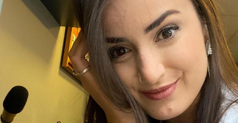 Mari Palma posa coladinha com sua cachorrinha, Chica e se derrete: ”Obrigada por tanto amor”
