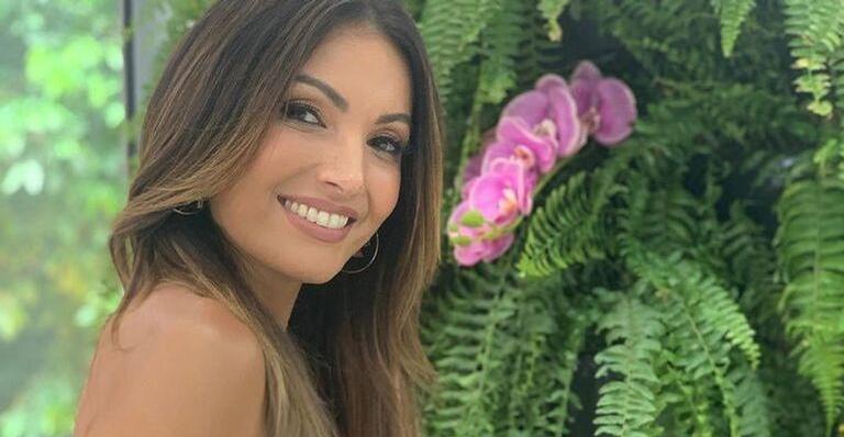 Com biquíni poderoso, Patrícia Poeta surpreende ao exibir corpão na praia: “Belíssima!”