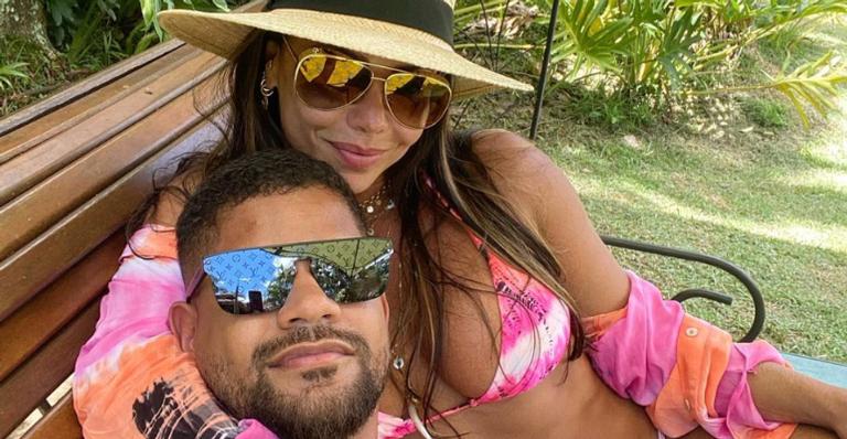 Viviane Araújo é fotografada pelo noivo Guilherme Militão durante passeio em cachoeira