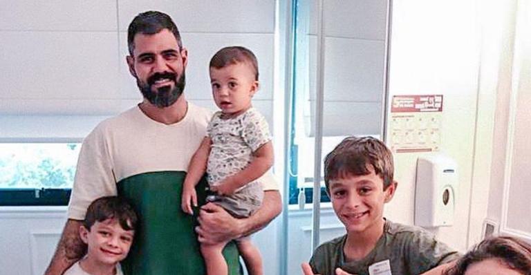 Juliano Cazarré mostra os filhos conhecendo a irmã recém-nascida: ”Muito amor”