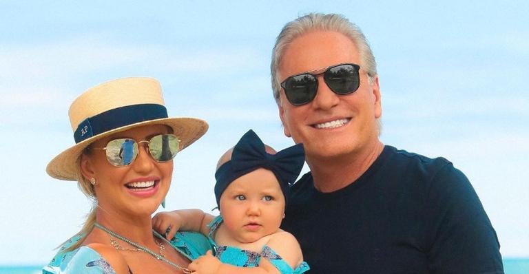 Ana Paula Siebert e Roberto Justus comemoram 8 meses de Vicky: ”Nossa Cinderela”