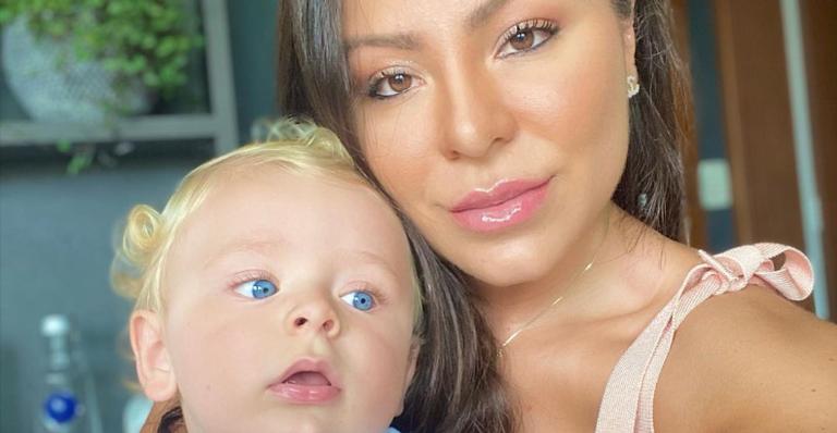Andressa Ferreira encanta fãs ao posar coladinha com o filho, Bento: ”Que lindos!”