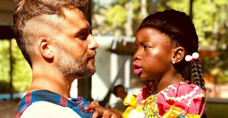 Bruno Gagliasso compartilha clique deslumbrante da filha e se declara: ”Amor da minha vida”
