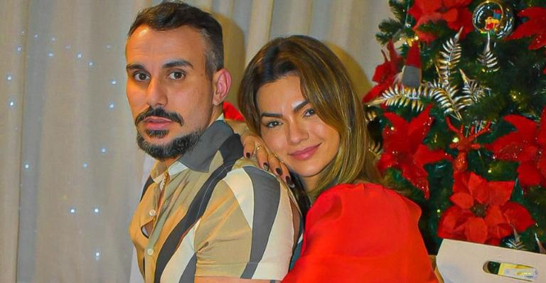 Em Portugal, Kelly Key posa ao lado do marido em cena romântica