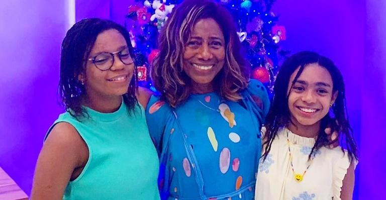 Gloria Maria se derrete por clique da filhas, Laura e Maria: ”São minha felicidade”