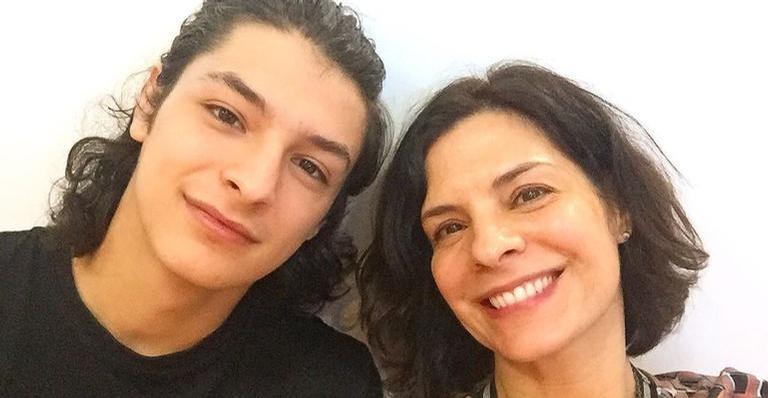 Helena Ranaldi posa com o filho e impressiona fãs com semelhança: ”É a sua cara!”