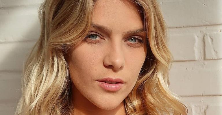 Isabella Santoni arranca elogios dos fãs ao posar de biquíni: ”Maravilhosa”