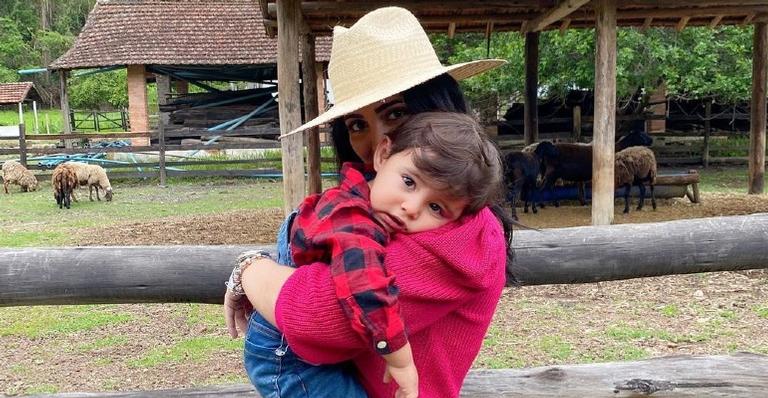 Jade Seba aproveita dia de praia com o filho e compartilha registros com os internautas
