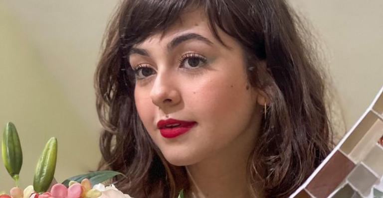 Klara Castanho surge dirigindo e impressiona internautas: ”Sou habilidade desde os 18”