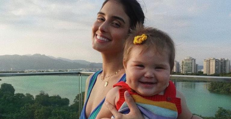 Leticia Almeida esmaga filha caçula de amor e fãs se derretem: ”Lindas”