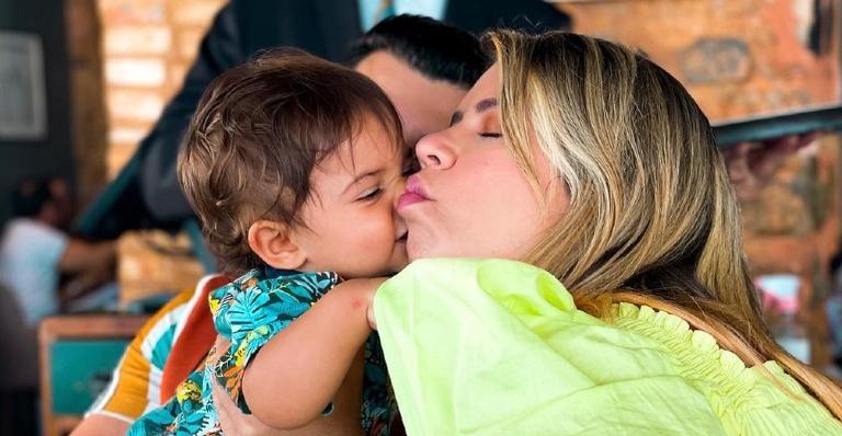 Marília Mendonça explode o fofurômetro com vídeo de Leo imitando animais