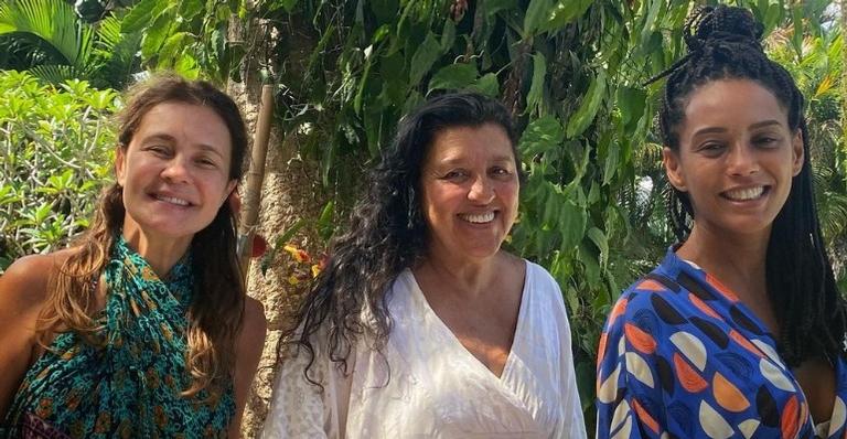 Regina Casé compartilha clique com Adriana Esteves e Taís Araujo: ”Matando a saudade”