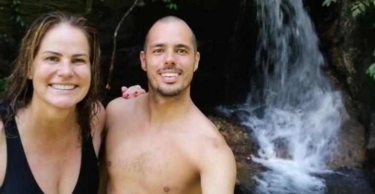 Renata Ceribelli curte cachoeira ao lado do filho: ”Melhor companhia”