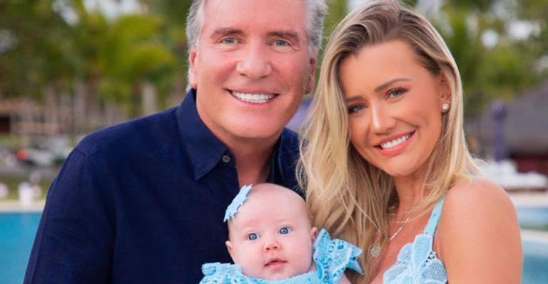 Roberto Justus posa com a família durante o mesversário da filha: ”8 meses da nossa Cinderela”