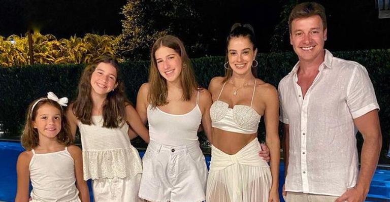 Rodrigo Faro esbanja amor ao posar com a família: ”Minhas Vidas”