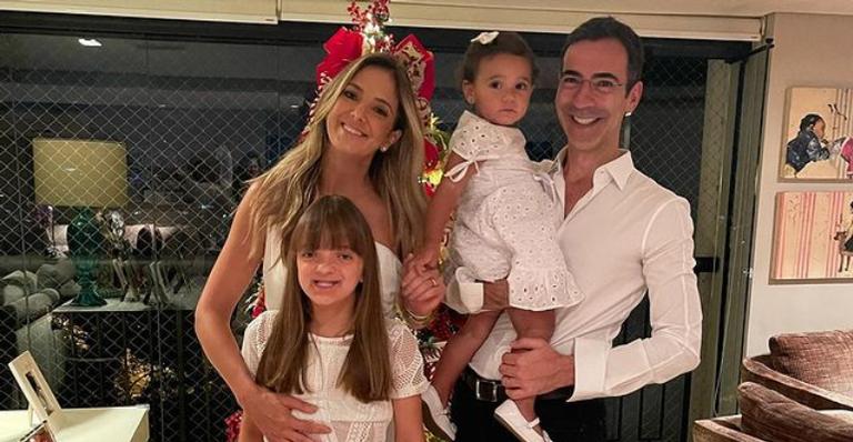 Ticiane Pinheiro encanta ao posar sorridente com sua linda família