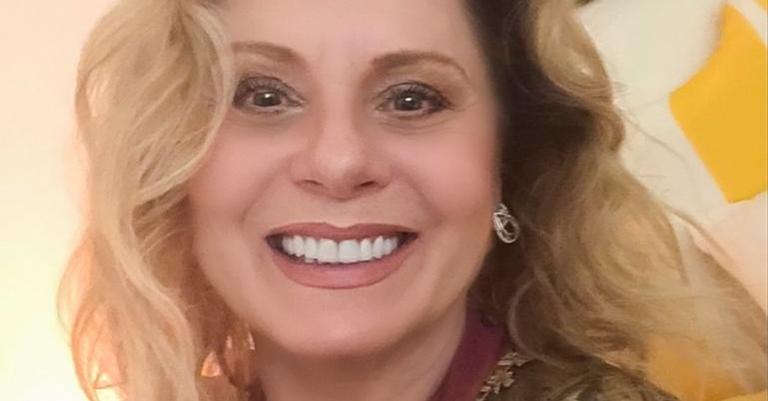 Com decote, Vera Fischer surge deslumbrante na web para celebrar vacina em enfermeira
