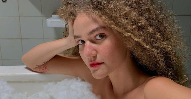 Vitoria Falcão, do duo Anavitória, surge de cabelo liso e impressiona internautas