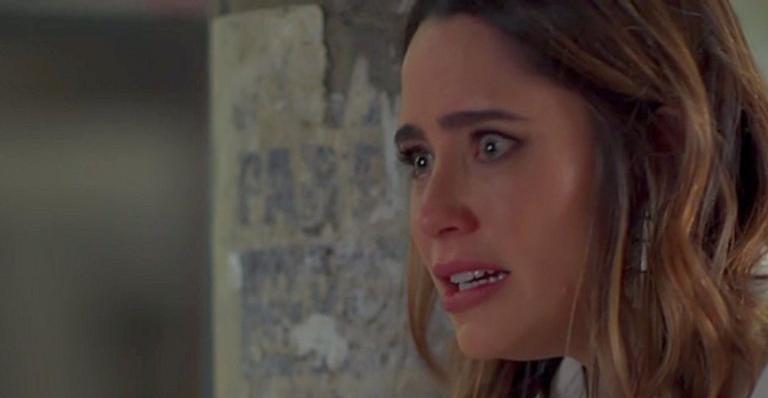 Bruna arma emboscada e ameaça atirar na Camila em ‘Haja Coração’