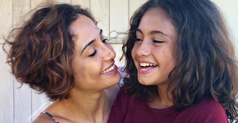 Camila Pitanga renova o bronzeado na companhia da filha, Antonia