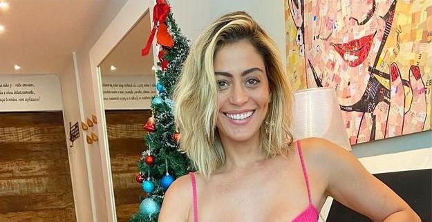 Carol Castro posa tomando sol e brinca: ”Pensando aqui onde vai ser a vacina”