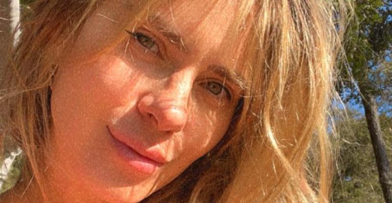 Carolina Dieckmann impressiona a web ao posar de biquíni para sequência de cliques deslumbrantes