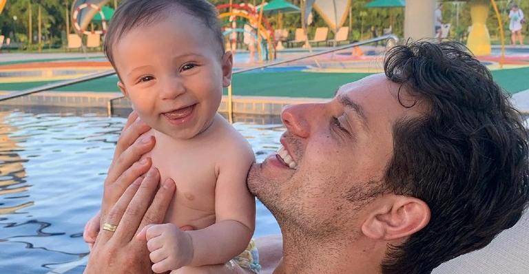 Elieser Ambrosio compartilha clique de momento super fofo ao lado do filho