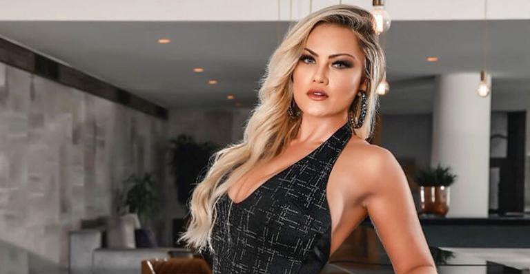Ellen Rocche faz selfie de biquíni branco e corpão causa rebuliço