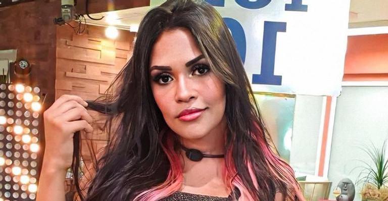 Ex-BBB Flayslane surge de biquíni rosa e curvas arrancam suspiros