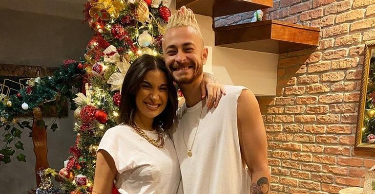 Fred assiste jogo ao lado de Bianca e mostra roupinha do primeiro filho