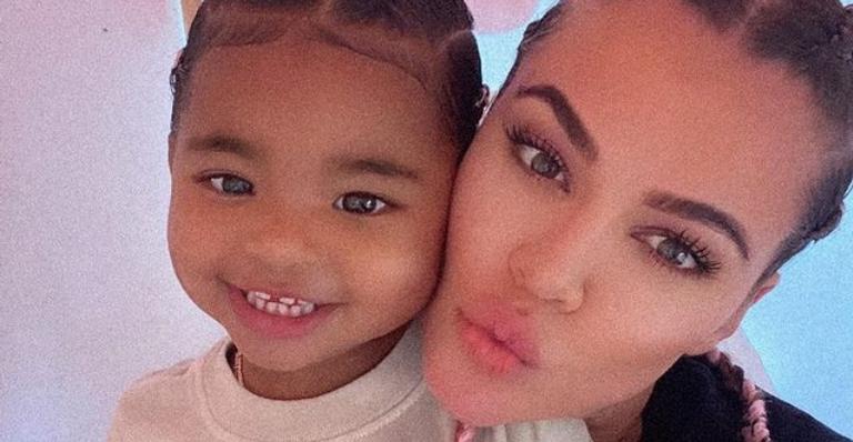 Khloé Kardashian combina pijamas com a filha, True: ”Doces sonhos”