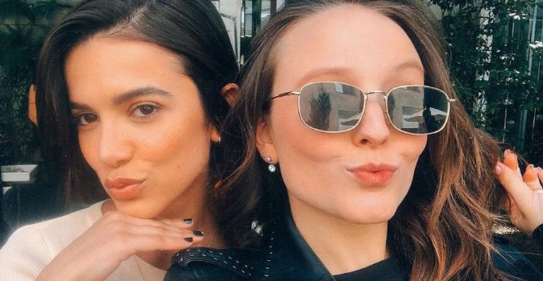 Larissa Manoela recebe roupão de líder do BBB e envia recado para Manu Gavassi: ”Corre aqui!”