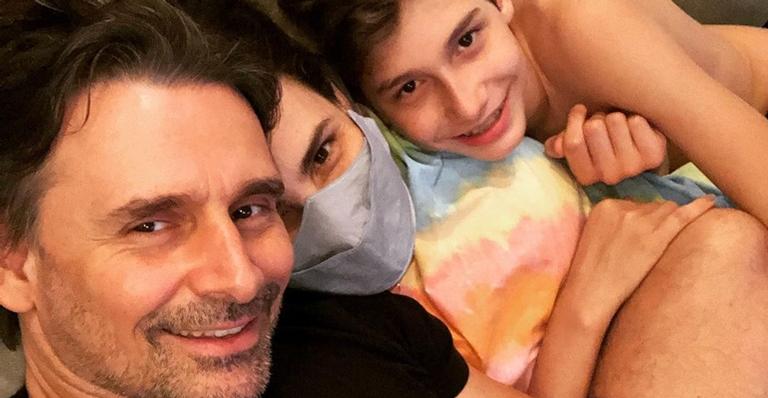 Murilo Rosa se diverte ao posar com o filho: ”Ele tá mais alto do que eu”