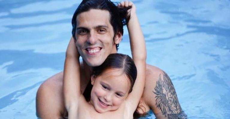 Rafael Infante posa com a filha e fãs falam sobre BBB21: ”Mentira, tá confinado”