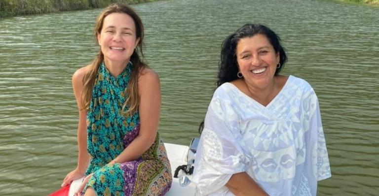 Regina Casé mostra passeio com Adriana Esteves: ”Rebolei para convencer essa garota a subir o rio”