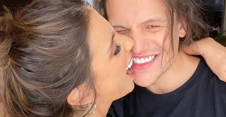 Com lindo clique, Saulo Poncio se derrete pela esposa Gabi Brandt: ”Mais linda do mundo”